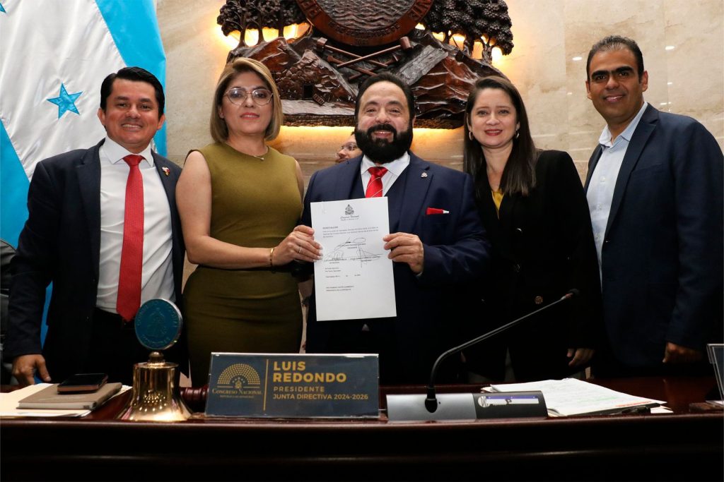 Luis Redondo en controversia por presunta violación legal en renuncia en el CNE