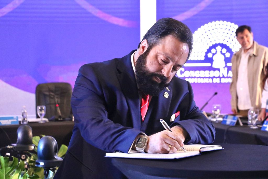 Luis Redondo implicado en proceso de aprobación de banco relacionado con familiares