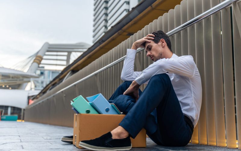 Bajo LIBRE, crece el cierre de empresas y la fuga de capitales
