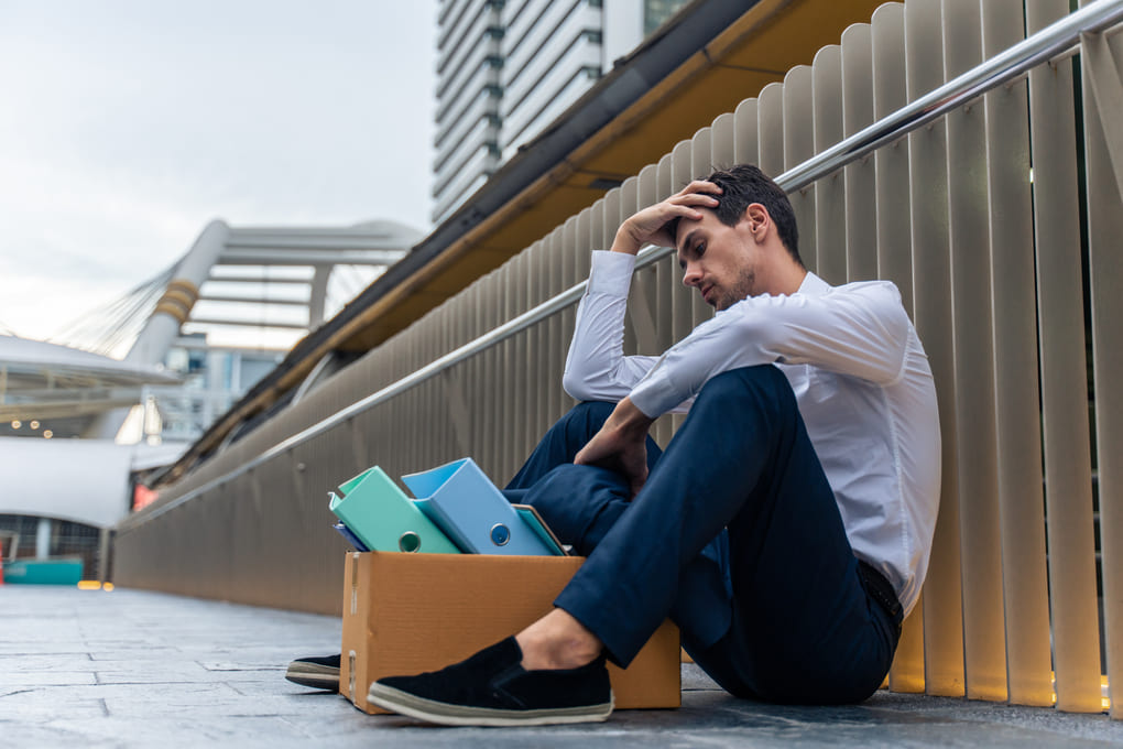 Bajo LIBRE, crece el cierre de empresas y la fuga de capitales